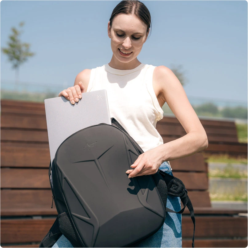 Wnętrze plecaka BP-8948 ART – wyściełana przegroda na laptopa